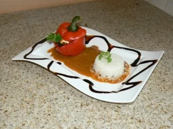 Gefüllte Paprika an Olivensauce mit Reis - Rezept