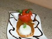 Gefüllte Paprika an Olivensauce mit Reis - Rezept