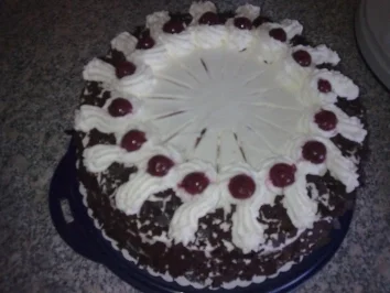 Schwarzwälder Kirschtorte mit Zimt - Rezept