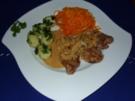 Filet-Medaillon mit Chili-Senfsoße – Petersilkartoffelchen und Karottengemüse - Rezept