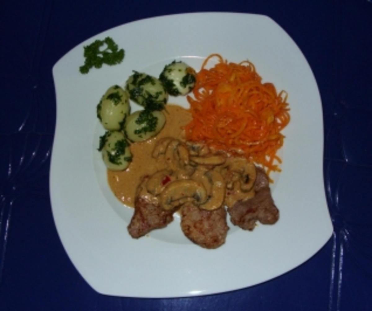 Filet-Medaillon mit Chili-Senfsoße – Petersilkartoffelchen und Karottengemüse - Rezept - Bild Nr. 4