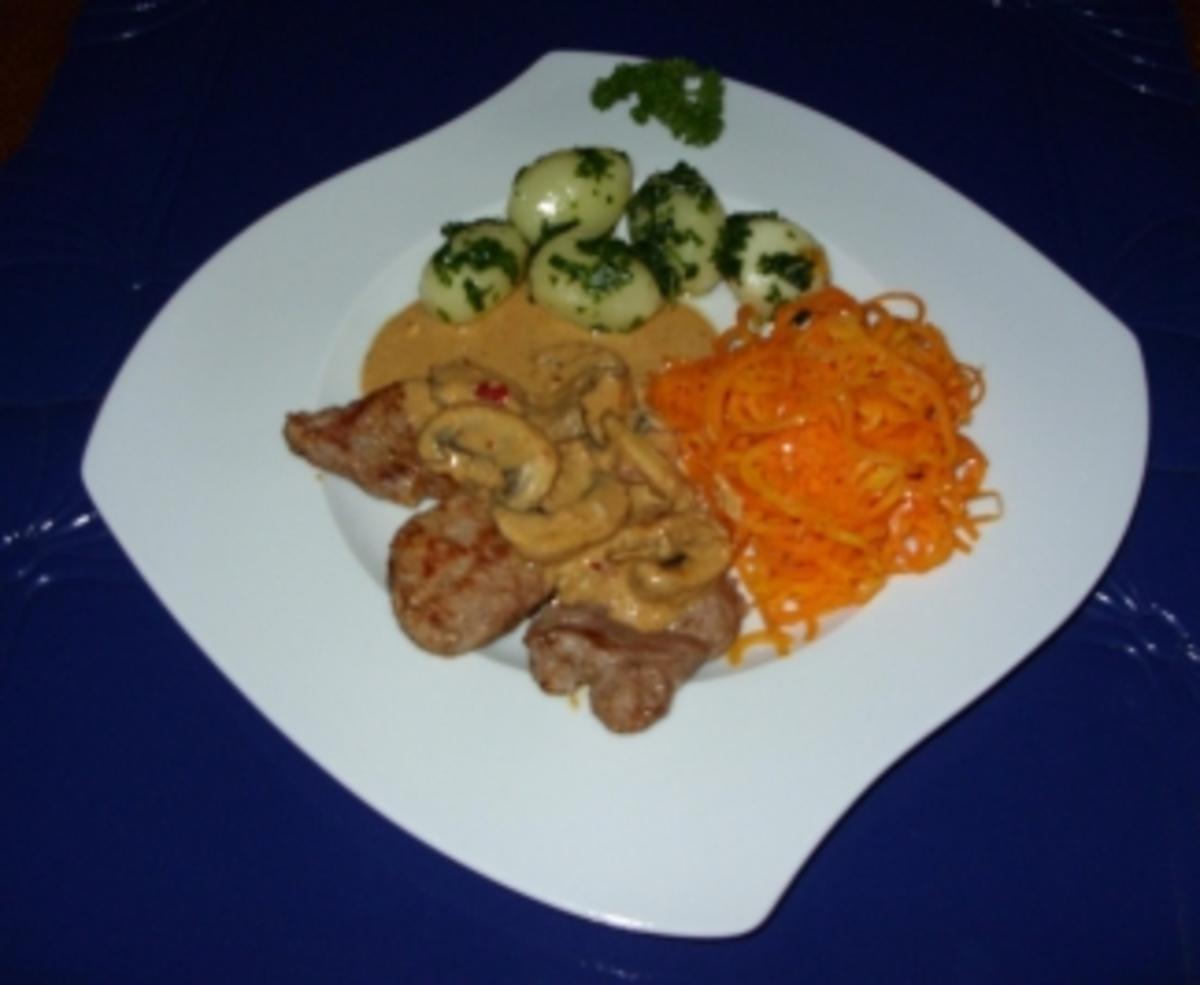 Filet-Medaillon mit Chili-Senfsoße – Petersilkartoffelchen und Karottengemüse - Rezept - Bild Nr. 6