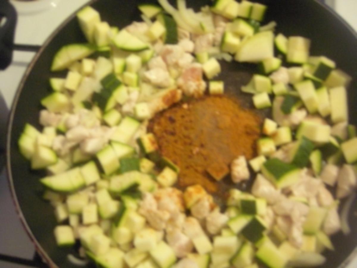 Huhn und Zucchini in Currysauce - Rezept - Bild Nr. 2