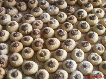 Rezept: PLÄTZCHEN: Haselnussplätzchen mit Nougathaube Bild Nr. 2 PLÄTZCHEN: Haselnussplätzchen mit Nougathaube - Rezept - Bild Nr. 2