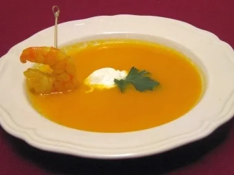 Rezept: Karotten-Ingwer-Suppe mit gebratener Riesengarnele Karotten-Ingwer-Suppe mit gebratener Riesengarnele - Rezept