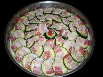 Rezept: Zuchinikuchen mit Speck Zuchinikuchen mit Speck - Rezept