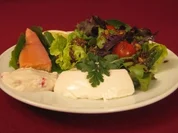 Regionale Blattsalate mit Sanddorn-Vinaigrette und Zweierlei vom Bachsaibling - Rezept