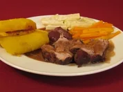 Heidschnuckenbraten mit Heidekartoffeln und heimischem Gemüse - Rezept
