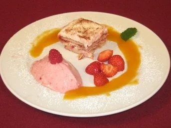 Kekslasagne mit Waldbeergrütze - Rezept