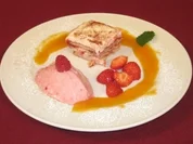 Kekslasagne mit Waldbeergrütze - Rezept