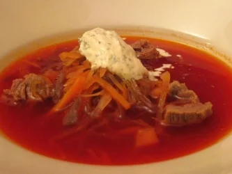 Klarer Borschtsch mit klassischer Einlage und Kräuterschmand - Rezept