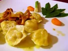 Variation von russischen Pelmeni an Pfifferlings-Schaum und Gartengemüse - Rezept