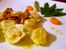 Variation von russischen Pelmeni an Pfifferlings-Schaum und Gartengemüse - Rezept