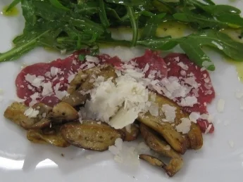 Rindercarpaccio mit gebratenen Steinpilzen, Rucola und Parmesan - Rezept