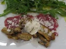 Rindercarpaccio mit gebratenen Steinpilzen, Rucola und Parmesan - Rezept