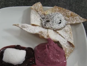 Kleiner Nougat-Pfefferstrudel dazu Kirschkompott und Sauerkirscheis - Rezept