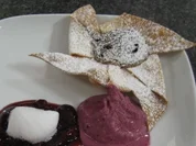 Kleiner Nougat-Pfefferstrudel dazu Kirschkompott und Sauerkirscheis - Rezept