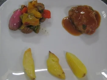 Rezept: Gefülltes Kalbskotelett mit eingelegtem Gemüse an Rosmarinkartoffeln Gefülltes Kalbskotelett mit eingelegtem Gemüse an Rosmarinkartoffeln - Rezept