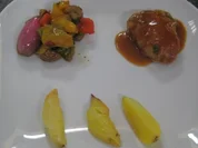 Gefülltes Kalbskotelett mit eingelegtem Gemüse an Rosmarinkartoffeln - Rezept