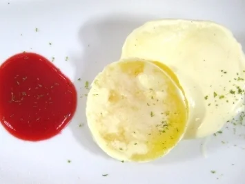 Rezept: Limettenschmandeis mit Himbeeren Limettenschmandeis mit Himbeeren - Rezept