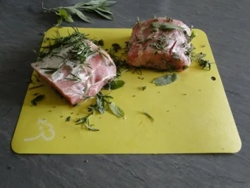 Rezept: Schweinebraten in Rotweinsoße mit gekochten ganzen roten Zwiebeln und Radieschen Bild Nr. 3 Schweinebraten in Rotweinsoße mit gekochten ganzen roten Zwiebeln und Radieschen - Rezept - Bild Nr. 3