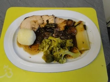 Rezept: Schweinebraten in Rotweinsoße mit gekochten ganzen roten Zwiebeln und Radieschen Bild Nr. 4 Schweinebraten in Rotweinsoße mit gekochten ganzen roten Zwiebeln und Radieschen - Rezept - Bild Nr. 4