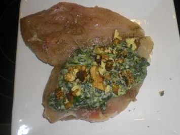 Pfeffrige gefüllte Hähnchenbrust mit Spinat in  Walnusssoße - Rezept