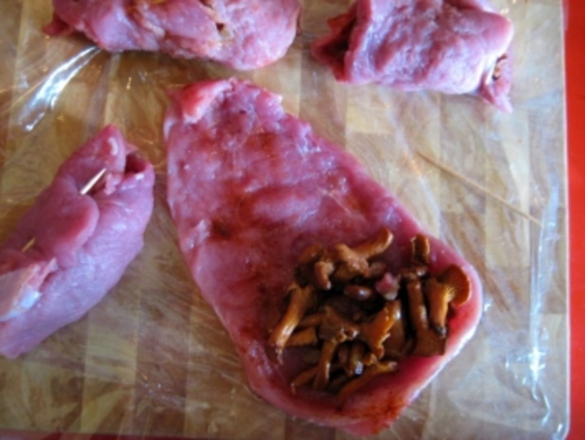 "feine Rouladen" vom Schweinefilet mit Pfifferlingfüllung und Sahnesößchen - Rezept - Bild Nr. 4