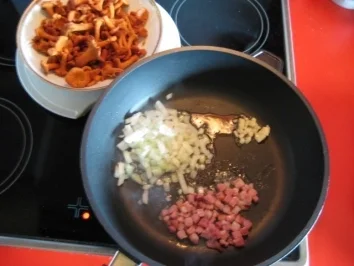"feine Rouladen" vom Schweinefilet mit Pfifferlingfüllung und Sahnesößchen - Rezept - Bild Nr. 3