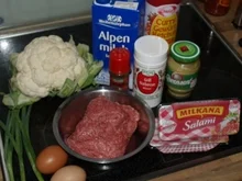 Blumenkohl unter einer Käsehaube auf Hackfleischbett - Rezept