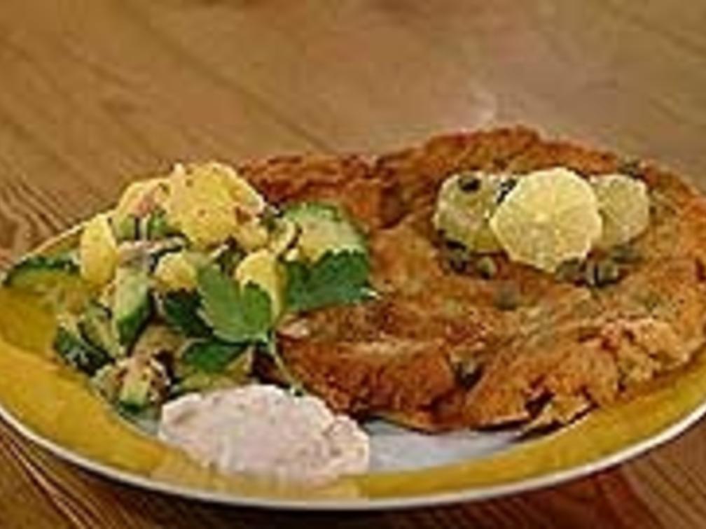 Wiener Schnitzel mit Kartoffel-Gurkensalat - Rezept - kochbar.de