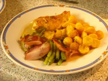 Hühnerbrustfilet mit Speckfisolen, Erdäpfelkügelchen und Pfeffersauce - Rezept