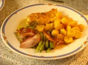 Hühnerbrustfilet mit Speckfisolen, Erdäpfelkügelchen und Pfeffersauce - Rezept