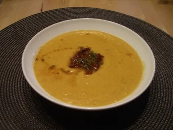 Rezept: Tomaten-Karotten-Cremsuppe mit Schwips Tomaten-Karotten-Cremsuppe mit Schwips - Rezept