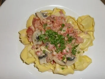 Tortelloni mit Parmaschinken in "Sauce Caesar" - Rezept