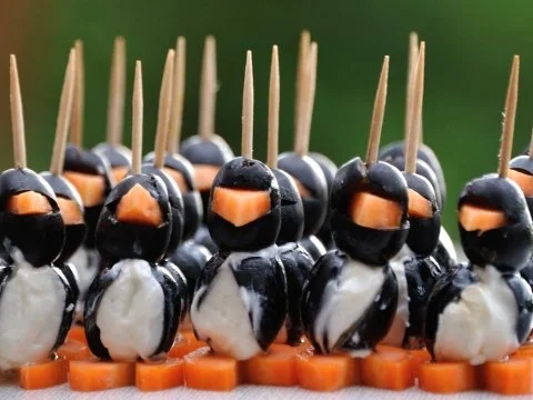 SNACK - Oliven-Pinguine mit Frischkäse - Rezept