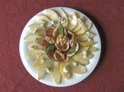Birnen-Feigen-Carpaccio mit Edelpilzkäse - Rezept