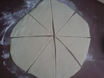 Rezept: Hefe-Hörnchen, schnell gemacht Bild Nr. 3 Hefe-Hörnchen, schnell gemacht - Rezept - Bild Nr. 3