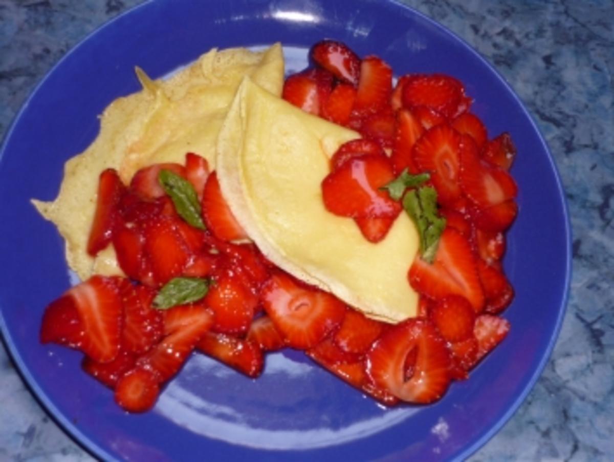 Crepes mit marinierten Erdbeeren - Rezept