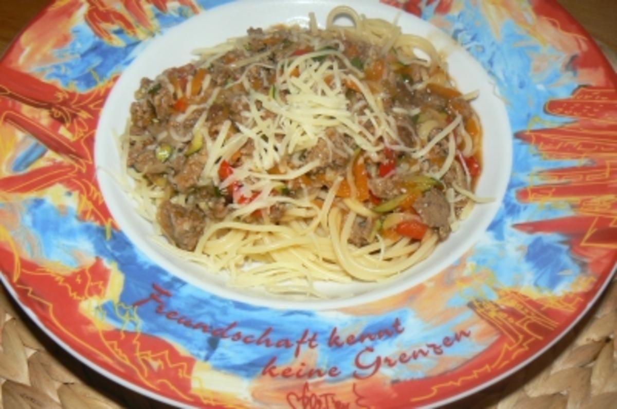 bunte Spaghetti bolognese - Rezept