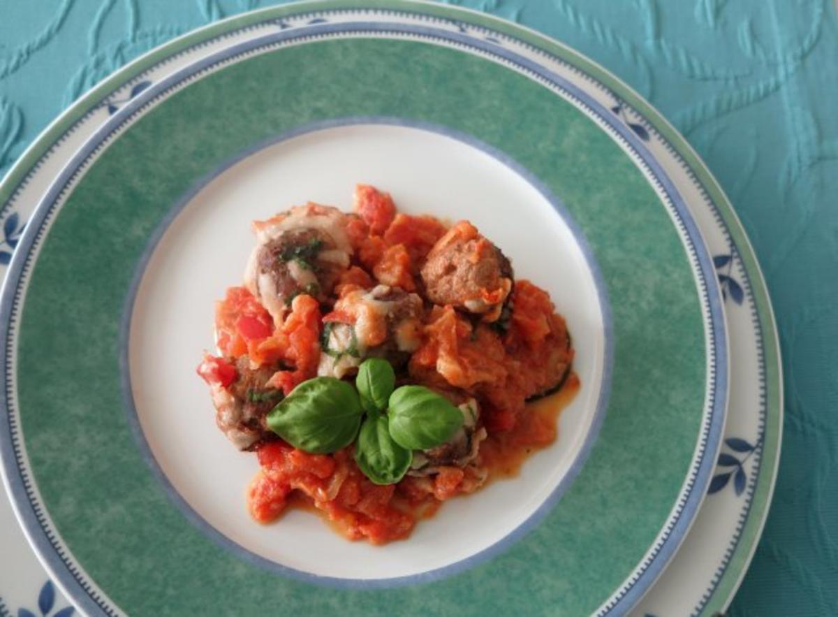 Überbackene Fleischbällchen mit Zucchinischeiben - Rezept