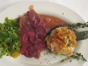 Rezept: Rinderzunge auf Senfbeet an Blattspinat im Brickteigmantel Rinderzunge auf Senfbeet an Blattspinat im Brickteigmantel - Rezept