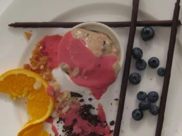 Rezept: Torroneparfait mit Mandeln, Pistazien, Kirschen und Schokolade Torroneparfait mit Mandeln, Pistazien, Kirschen und Schokolade - Rezept