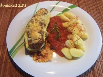 Rezept: Gefüllte Zucchini mit Tomatensoße Gefüllte Zucchini mit Tomatensoße - Rezept