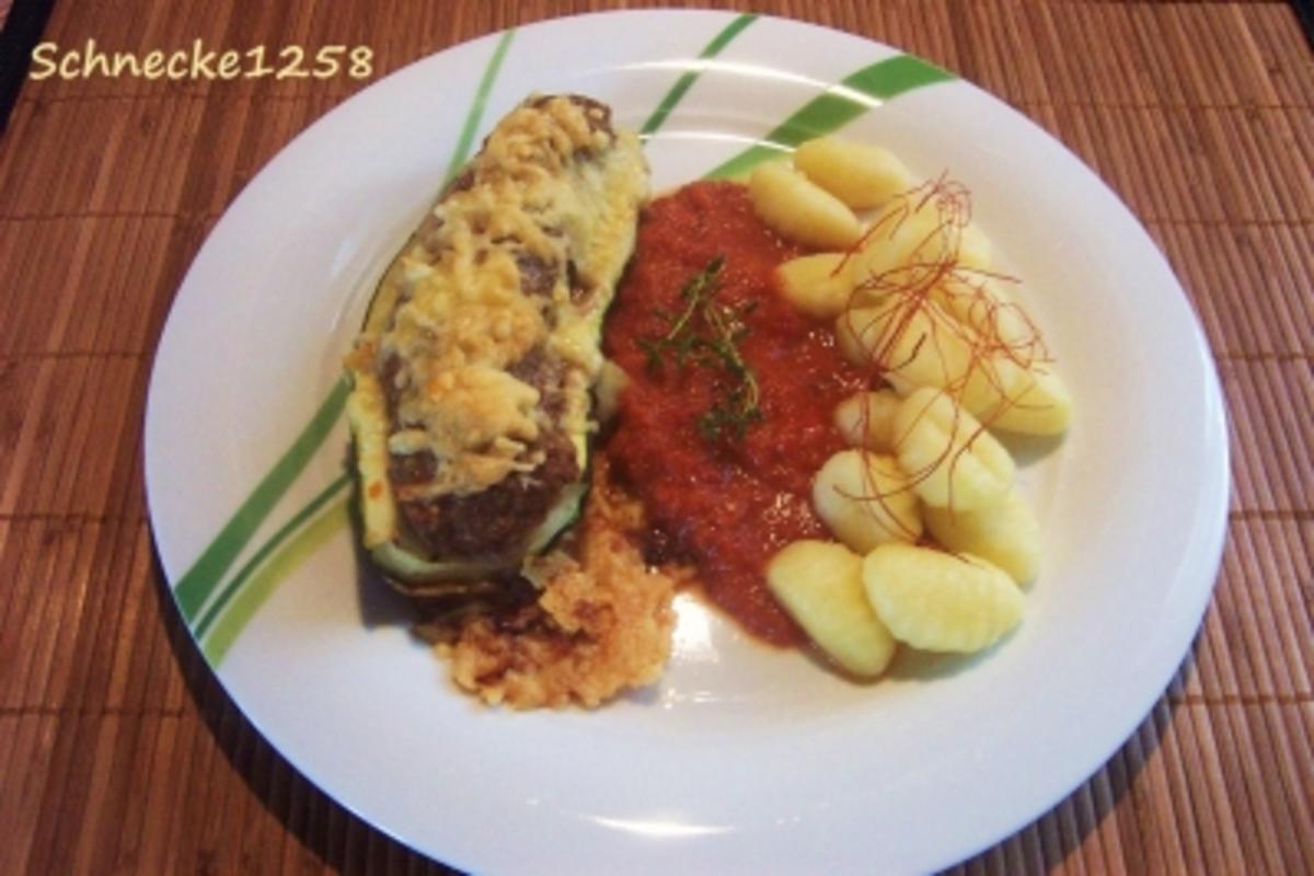 Gefüllte Zucchini mit Tomatensoße - Rezept - kochbar.de