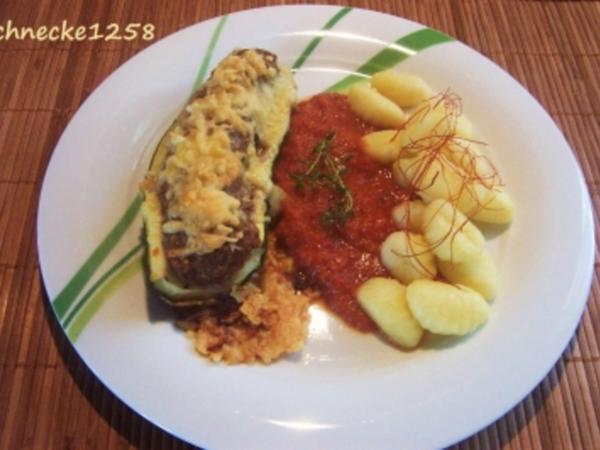 Gefüllte Zucchini mit Tomatensoße - einfach - 86 kcal/100g Gefüllte Zucchini mit Tomatensoße - einfach - 86 kcal/100g