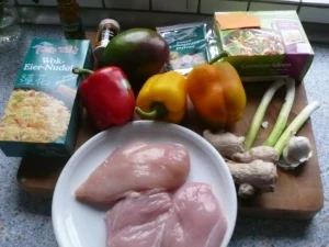 Pizzakatzes nudelige Wokpfanne mit Hähnchenbrust und Mango - Rezept