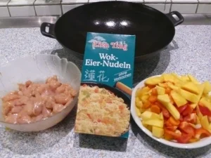 Pizzakatzes nudelige Wokpfanne mit Hähnchenbrust und Mango - Rezept - Bild Nr. 2