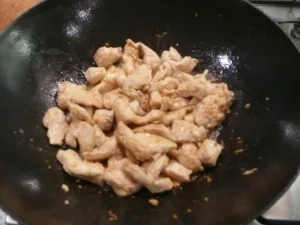 Pizzakatzes nudelige Wokpfanne mit Hähnchenbrust und Mango - Rezept - Bild Nr. 3