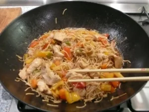 Pizzakatzes nudelige Wokpfanne mit Hähnchenbrust und Mango - Rezept - Bild Nr. 4